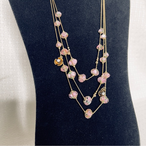 NWT Betsey Johnson Tzarina Cascade Rose Beaded Necklace On A Tri Gold Tone Chain - Picture 3 of 10